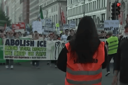 Protesters block ICE operation in Chicago