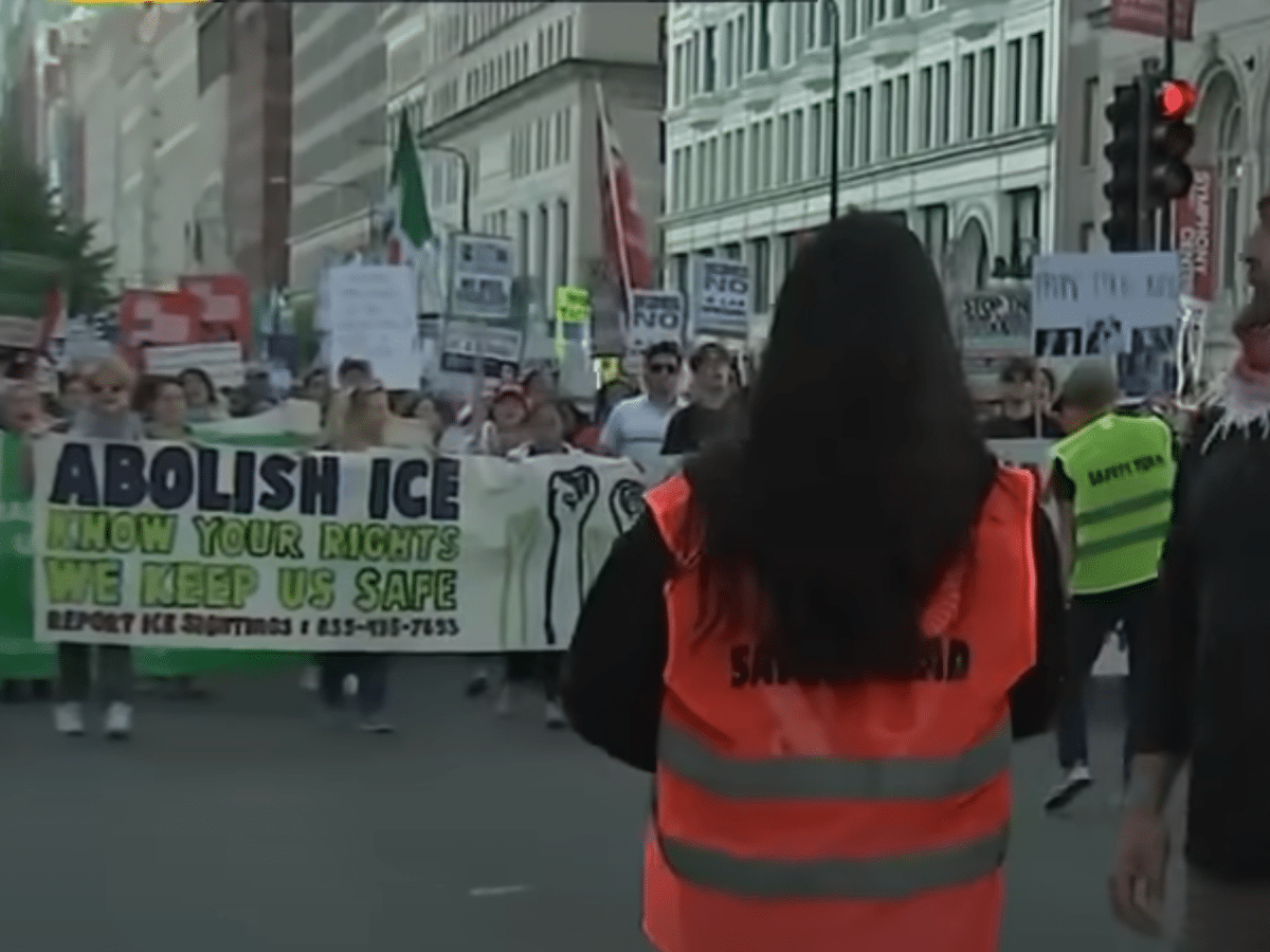 Protesters block ICE operation in Chicago