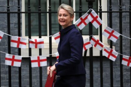 Yvette Cooper just took flag shagging to the next level