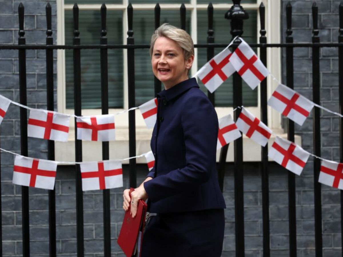 Yvette Cooper just took flag shagging to the next level