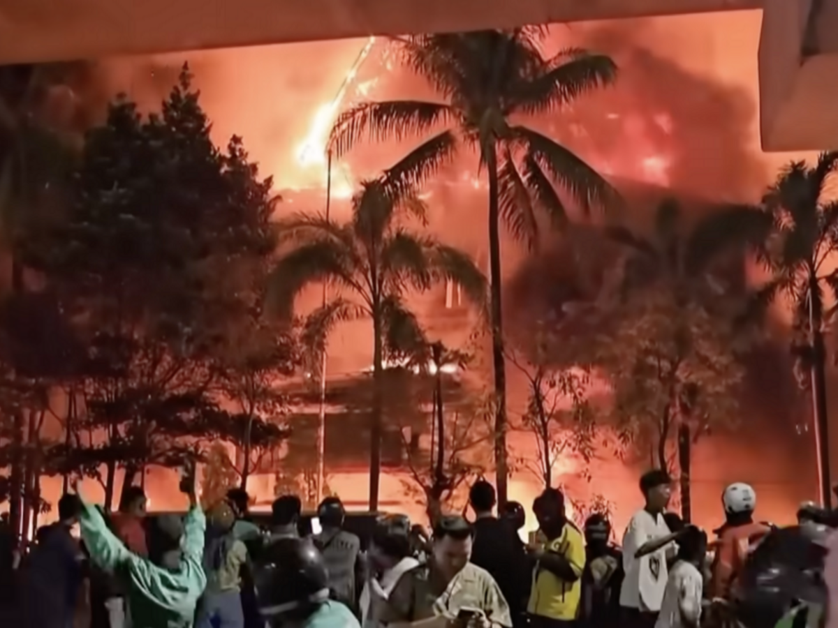 protesters set fire to parliament after cops kill taxi driver