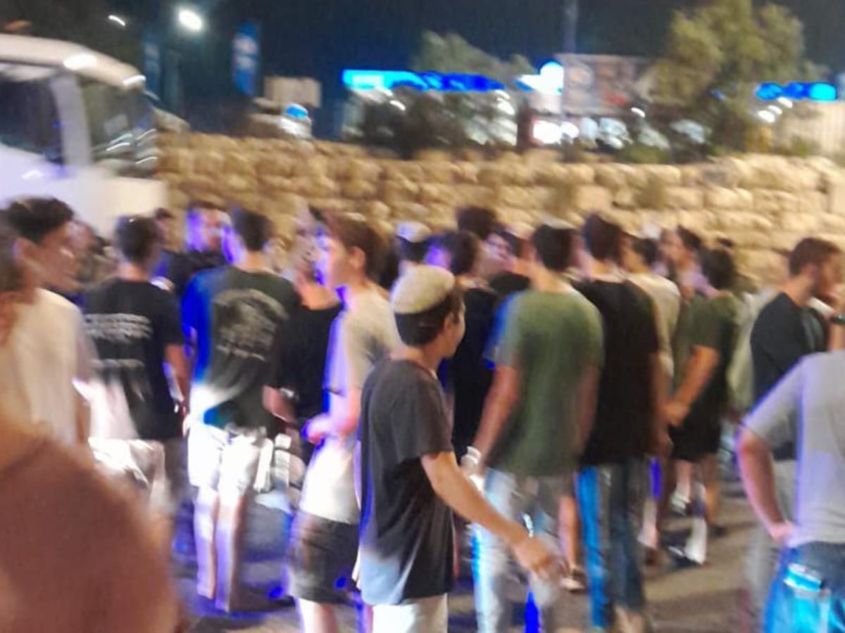 the group of illegal Israeli settler Zionist blocking aid