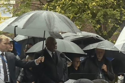 David Lammy heckled at synagogue vigil