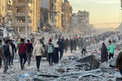 Gaza sees tens of thousands of Palestinians walking home