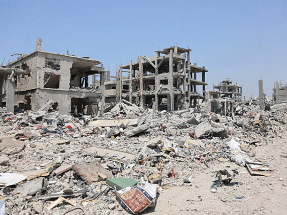 Gazans return to Israel's unexploded bombs in their homes