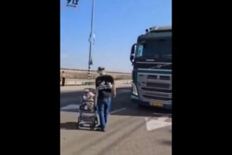 Israeli coloniser puts his baby in danger to block aid to Gaza