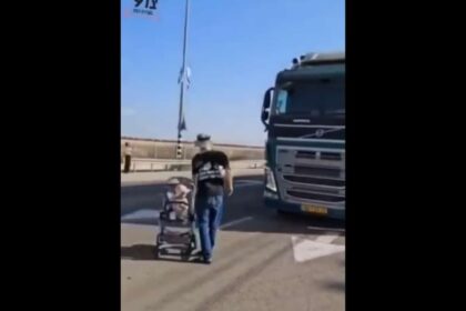 Israeli coloniser puts his baby in danger to block aid to Gaza