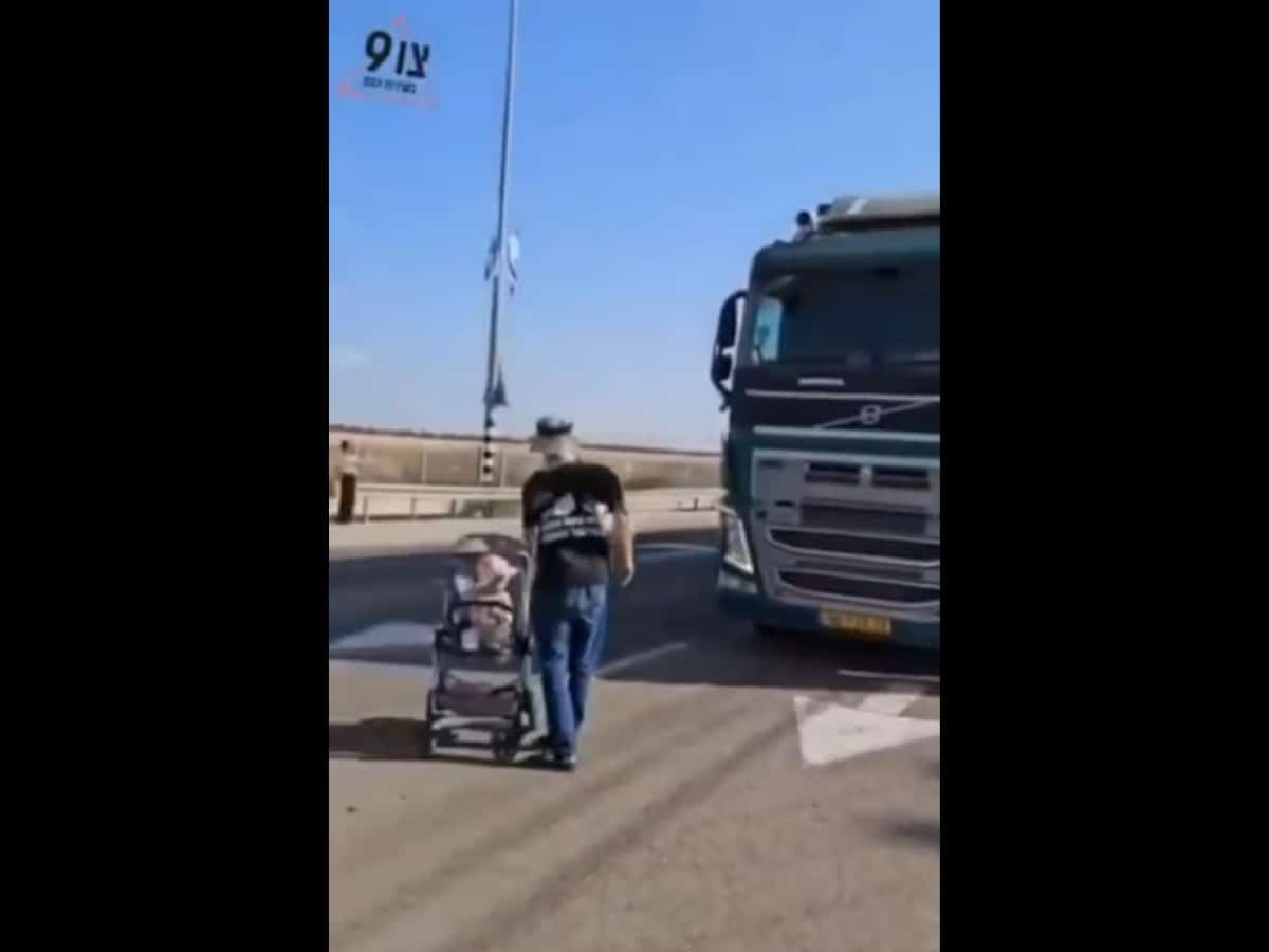 Israeli coloniser puts his baby in danger to block aid to Gaza
