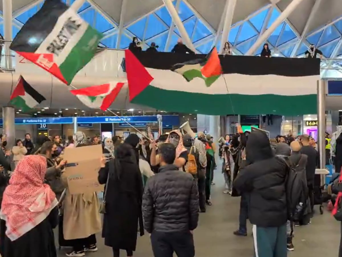 Palestine protest shuts down Kings Cross station