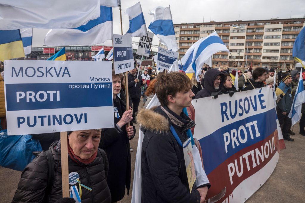 Russia: Authorities escalate attacks on activists in exile with “terrorism” charges against Anti-War Committee