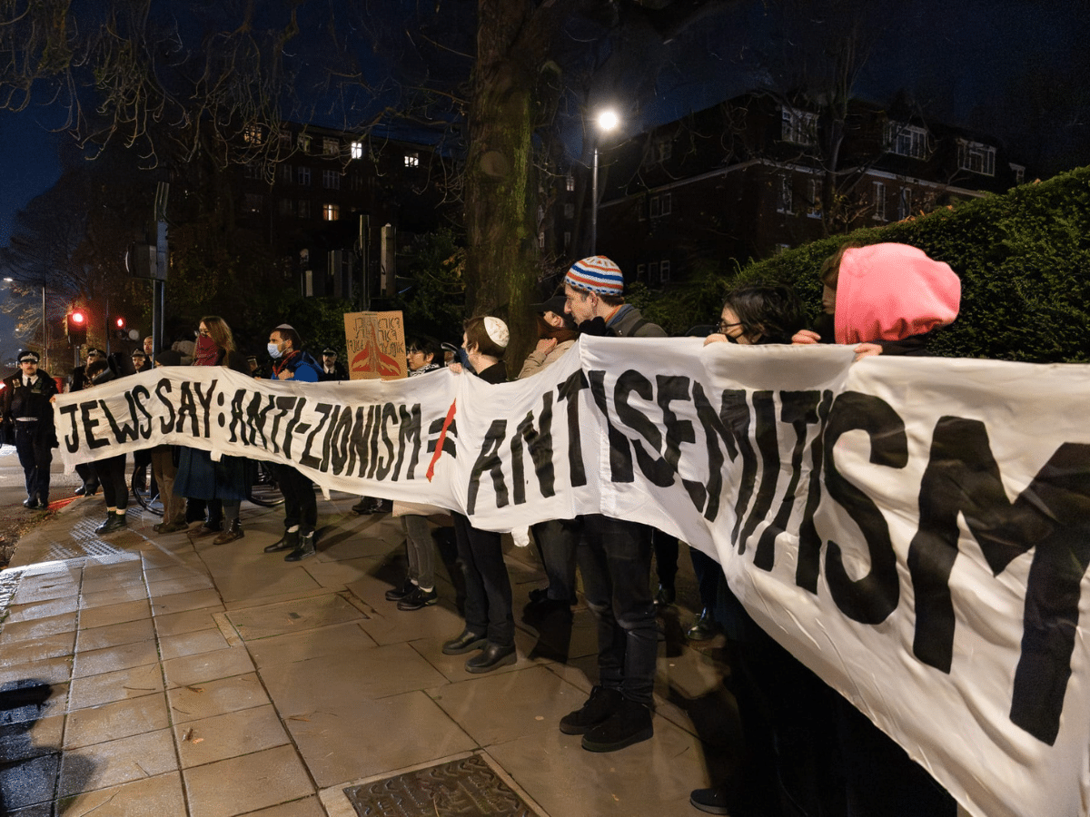 Anti-Zionists challenge Israeli recruitment of Jews