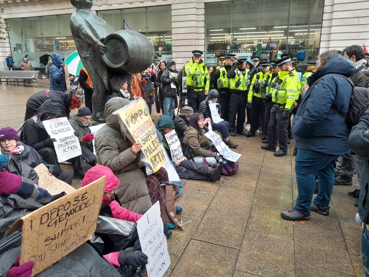 Cops swarming around peaceful protesters is highly disturbing