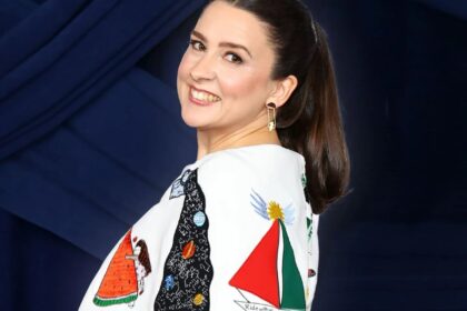 Ms Rachel collects Woman of Year award in Gaza kids art dress