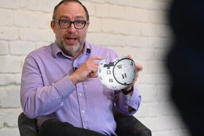 Wikipedia seems to distance itself from Wales's Zionist interference