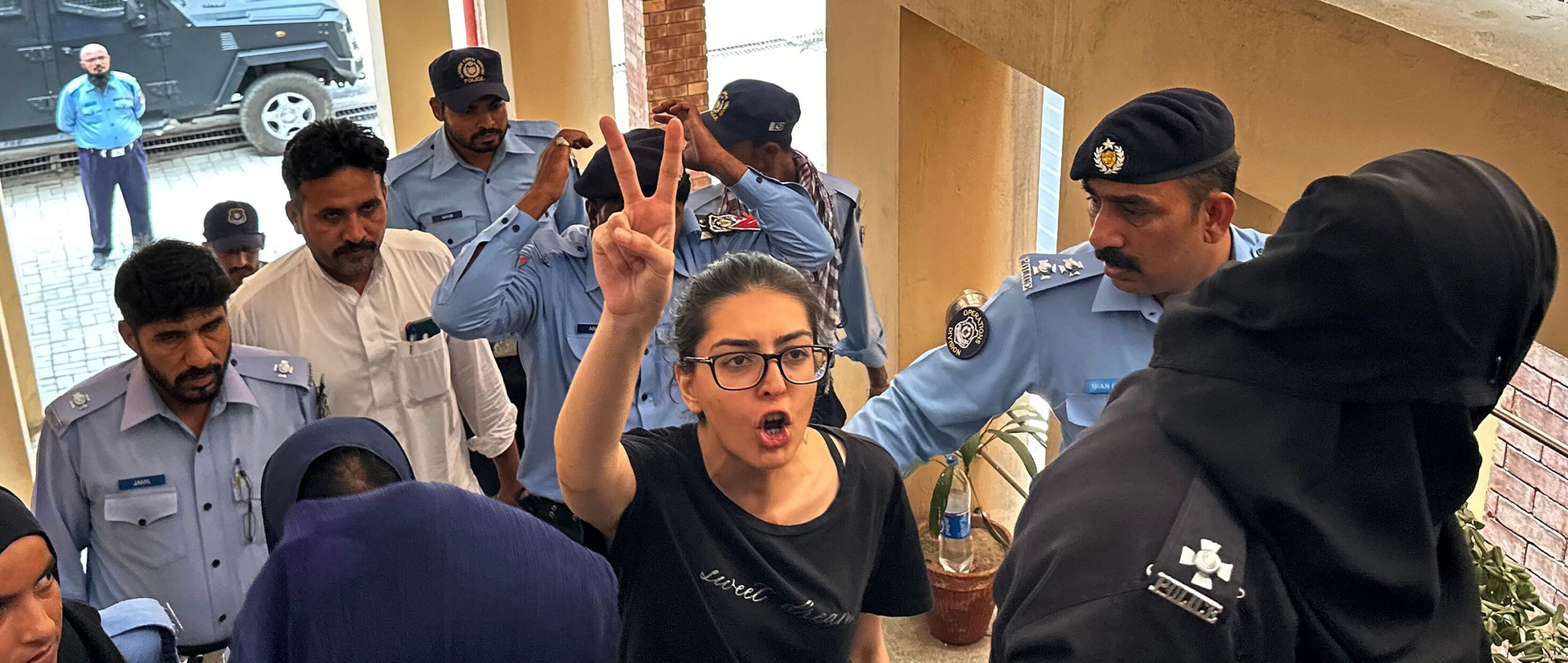 Pakistan: Authorities must end judicial harassment of lawyers Imaan Mazari and Hadi Chatta 