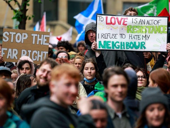 Read more about the article 20,000 gather in Belfast to denounce violent racist pogroms