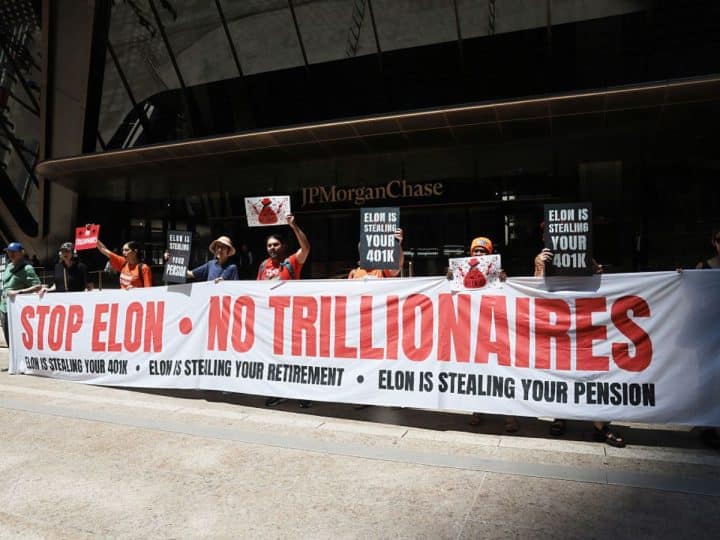 Read more about the article Elon Musk is a threat to democracy, and now also a trillionaire (same thing, really)