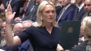 Read more about the article WATCH: Scottish MP Lara Bird mogs ‘royal’ oath with crossed fingers