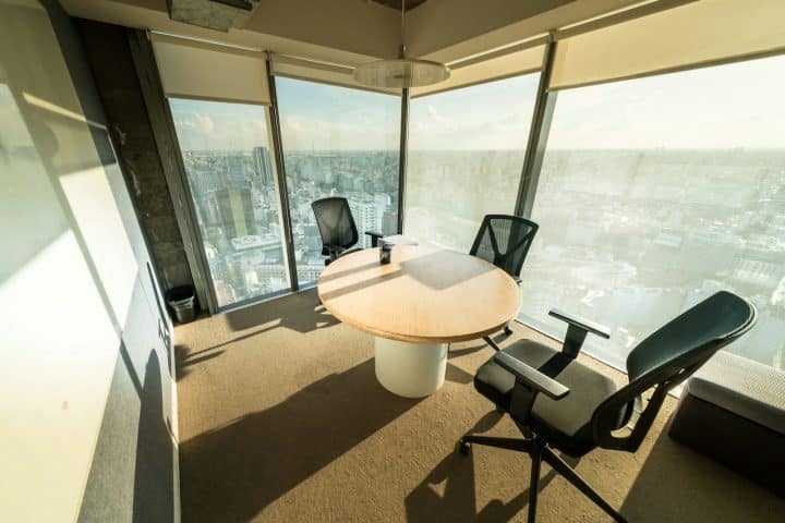 Read more about the article What Roller Blinds Are Suitable for Commercial Spaces?