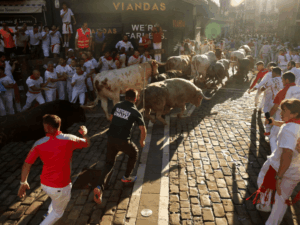 Read more about the article WATCH: Huge crowd dances with ‘Destroy Israel’ banner at San Fermín, Spain